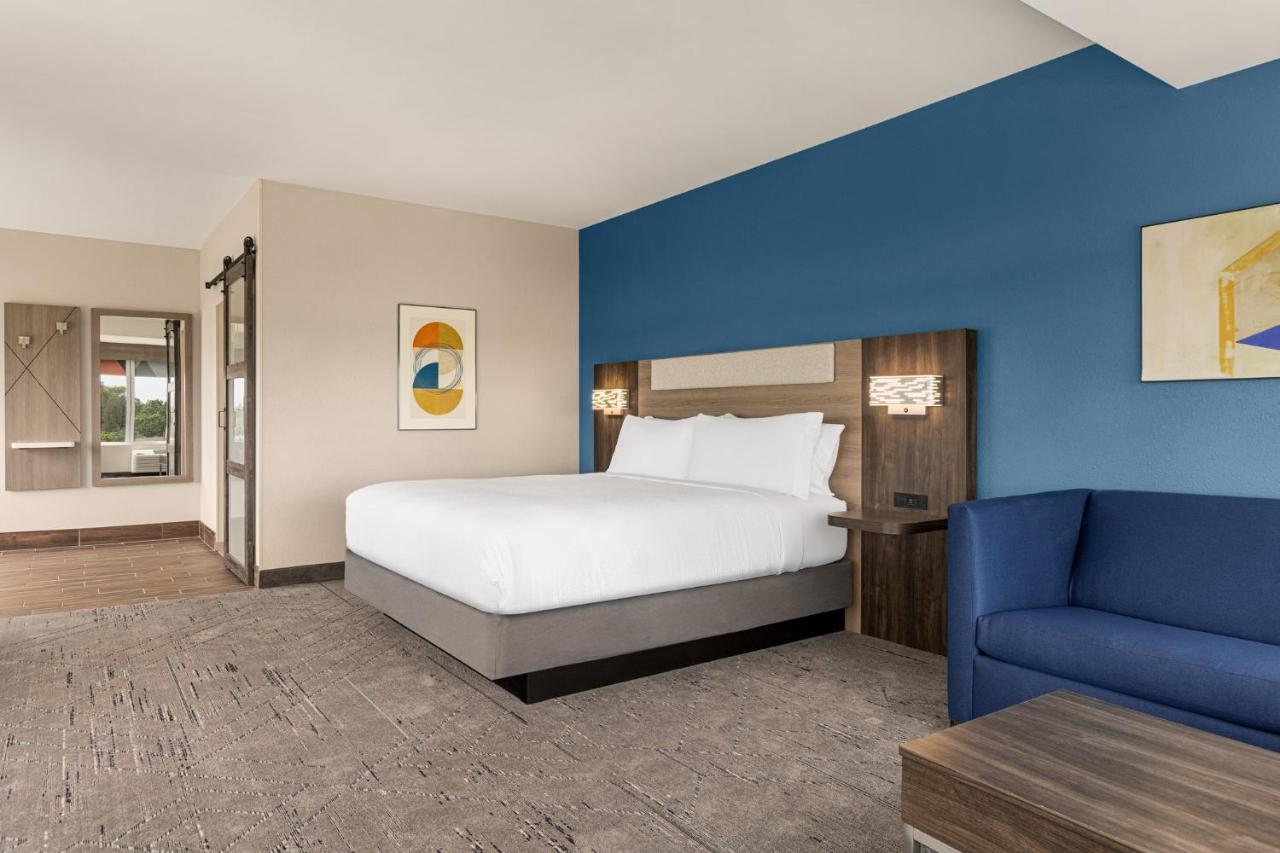King Suite with River View