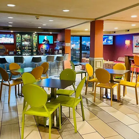 Clarion Inn & Suites Evansville Eastland Area-3